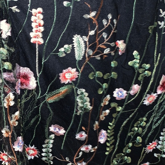 Embroidered floor length gown. - Picture 3 of 5